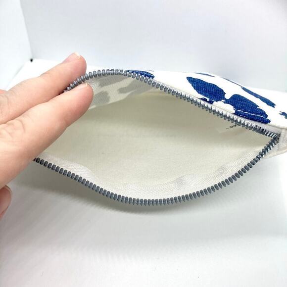 White and Blue Floral Cosmetics Makeup Bag - Picture 5 of 5